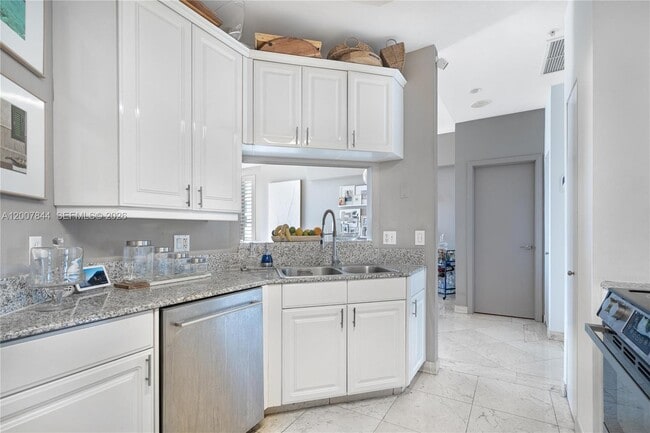 Building Photo - 888 Brickell Key Dr