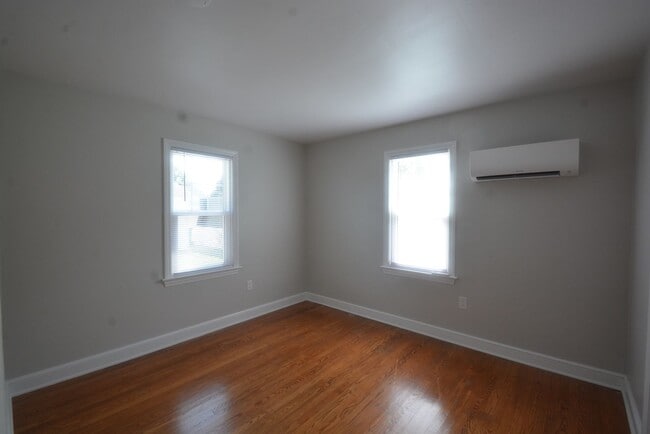 Building Photo - 116 E Cochran St
