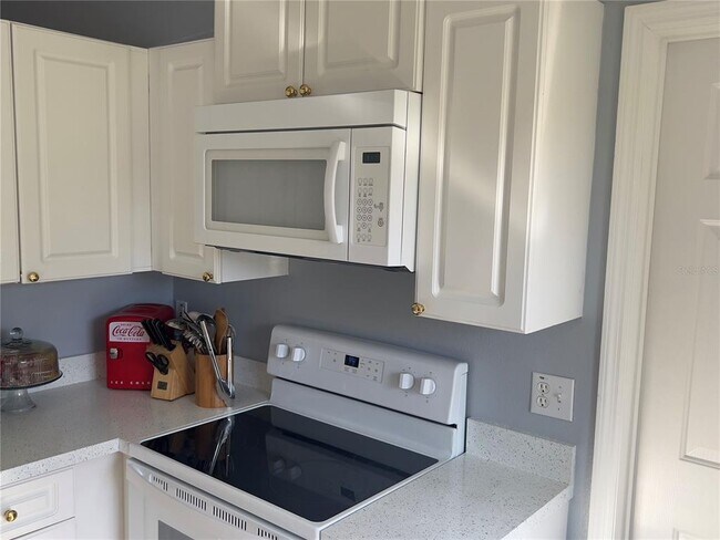 Building Photo - 825 Charles Ave