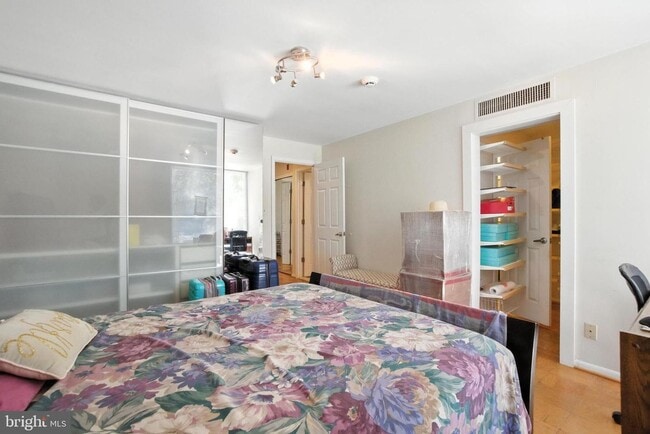 Building Photo - Welcome home to this beautifully updated 3...