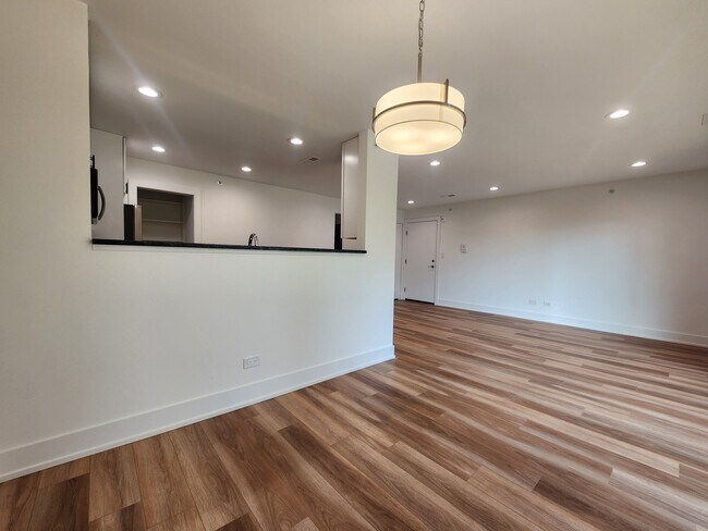 Building Photo - 915 Shorewood