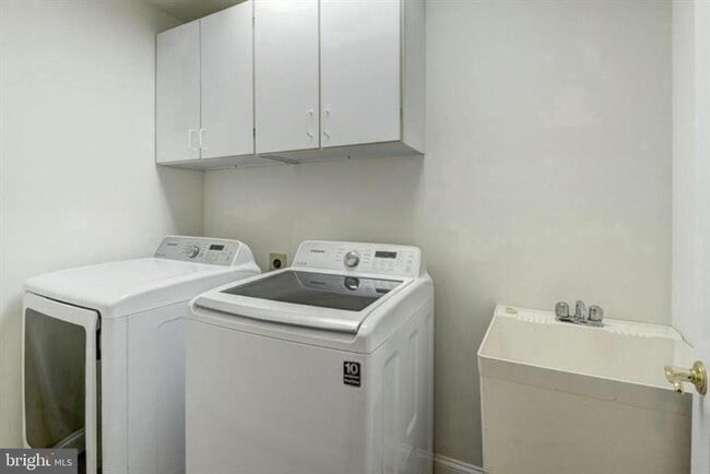 Building Photo - 2082 Hunters Crest Way