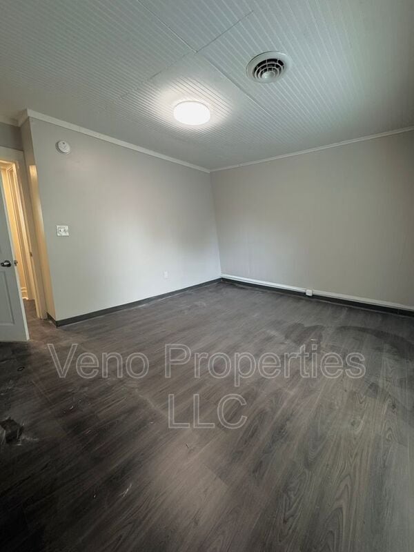 Building Photo - 221 Spring Ave