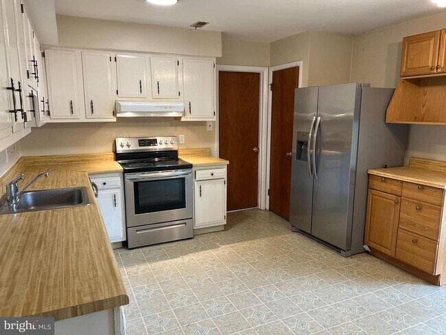 Building Photo - 101 Fantasia Dr