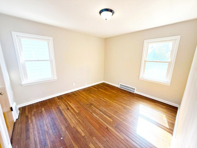 Building Photo - 3 BED 1 BATH BEAUTIFUL SINGLE FAMILY HOME