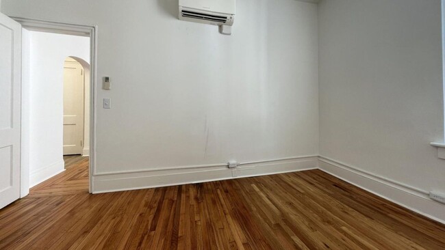 Building Photo - 1 bed / 1 bath on King St.  ~ Move-in Augu...