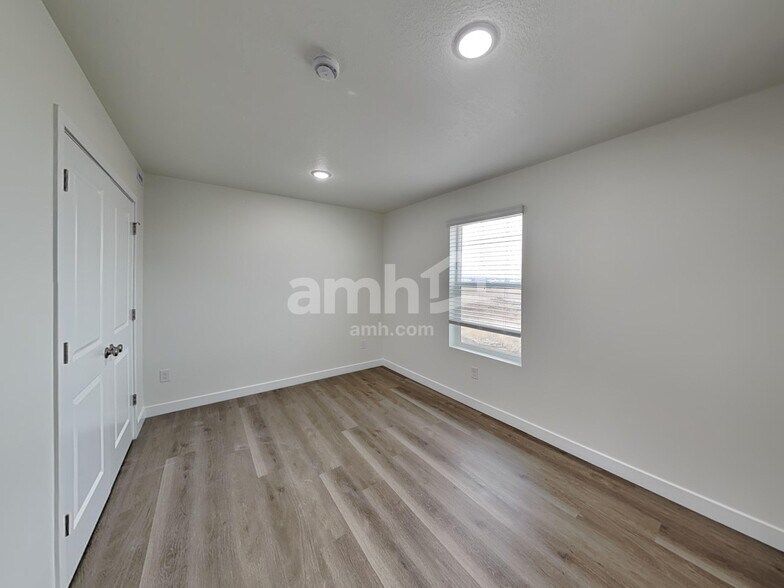 Building Photo - 1268 W Mahogany St