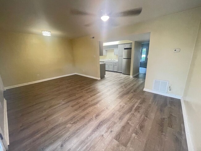 Building Photo - The Perfect 3 Bed, 1.5 Bath Cozy Townhouse