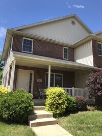 Building Photo - 3 BEDROOM TOWNHOUSE AVAIL JULY 2026.   Mon...