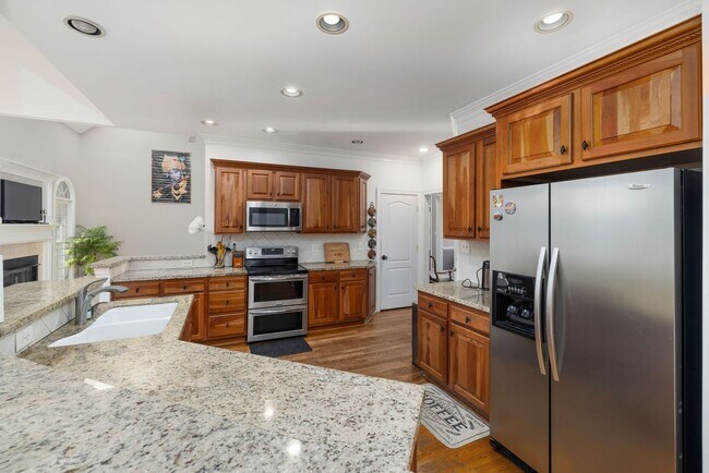 Building Photo - 4 Bed | 2.5 Bath House with Garage