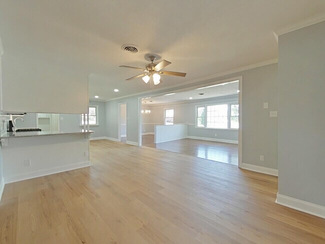 Building Photo - 117 Deerwood Dr