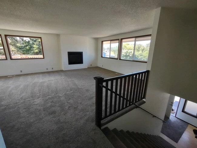 Building Photo - Large 2+ bedroom 2.5 bath home with large attached garage