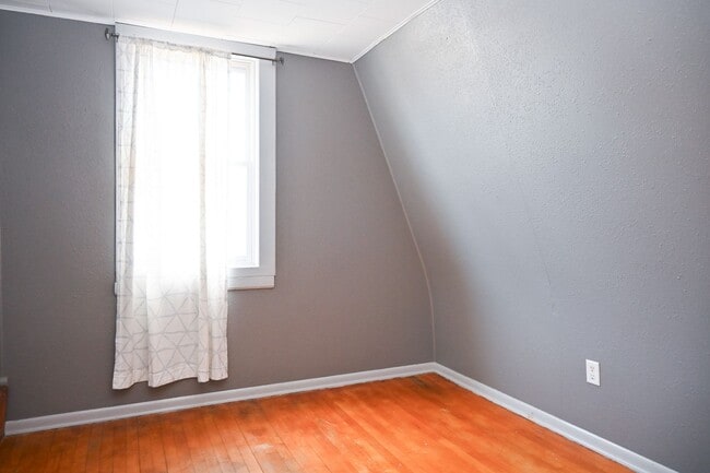 Building Photo - Gorgeous 3 Bed 1 Bath Home! Updated Applia...