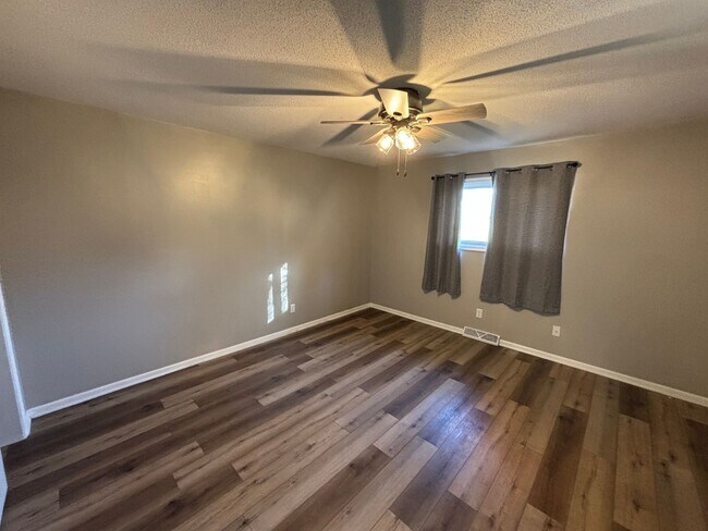 Building Photo - 2 Bedroom Duplex in Council Bluffs – Updat...