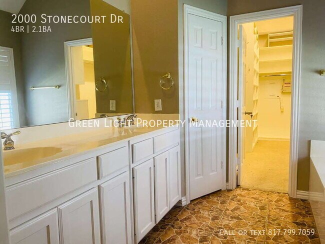 Building Photo - 2000 Stonecourt Dr