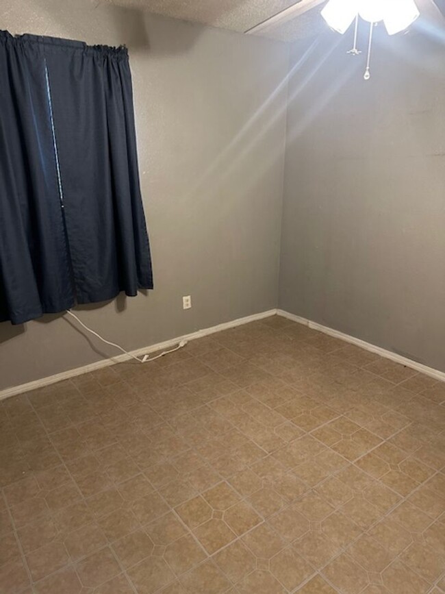 Building Photo - Charming 2 Bedroom, 1 Bath Home with Spaci...