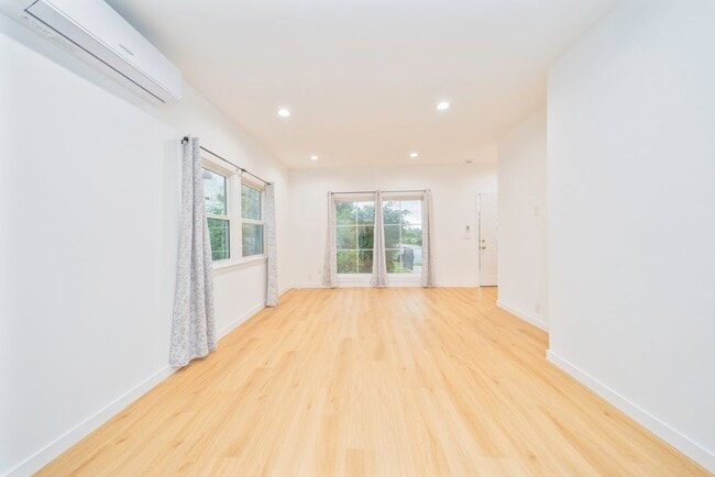 Building Photo - 1253 Del Rey Ave