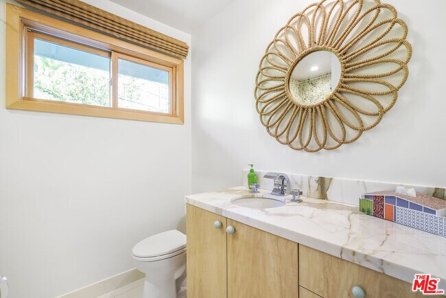 Building Photo - 375 S Surfview Dr