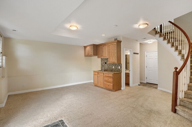 Building Photo - 692 Louis Dr