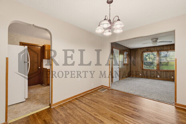 Building Photo - 1620 E Selma St