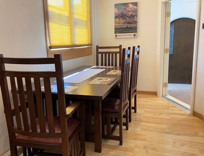 Building Photo - 2 bed 1 bath Duplex in South Hamilton with Large Shop