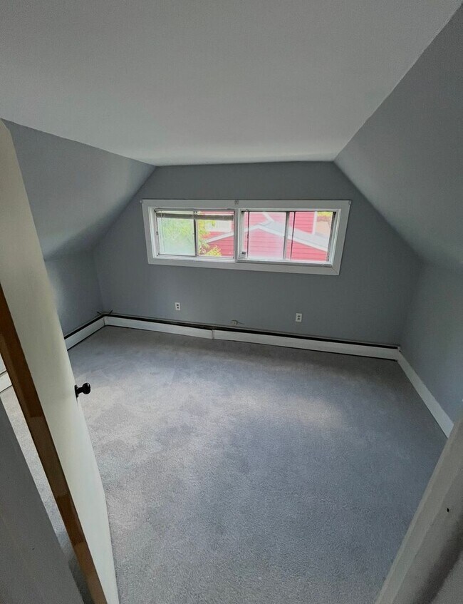 Building Photo - 4 bedroom 2 bath home in the Crabtree section of Levittown. Available for move in now