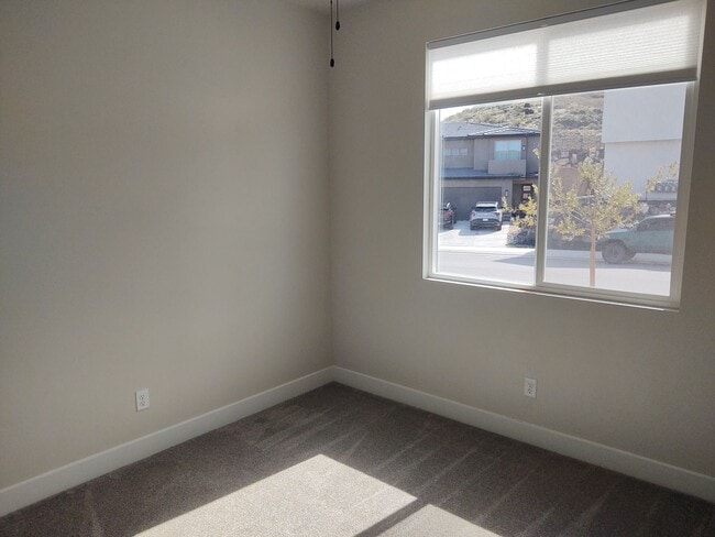 Building Photo - 1 Bedroom + Den 1.5 bath 2 Car Garage VIEWS & VIEWS!