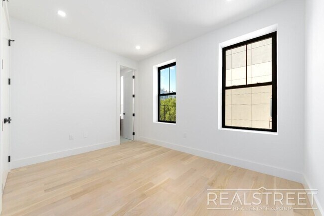 Building Photo - Stunning Brand New 2 Bed 2 Bath + PRIVATE ...