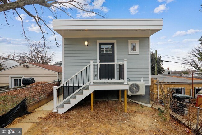 Building Photo - 314 Varnum St NW