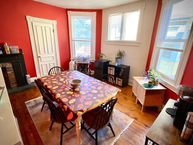 Building Photo - 715-17 Summerlea St