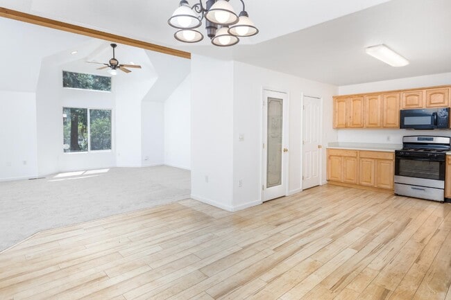 Building Photo - 6885 Kings Row Dr