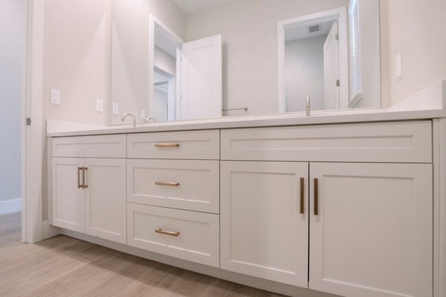 Building Photo - 3034 Carrousel St