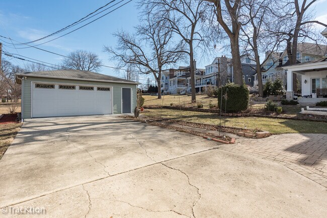 Building Photo - 5313 Lyman Ave