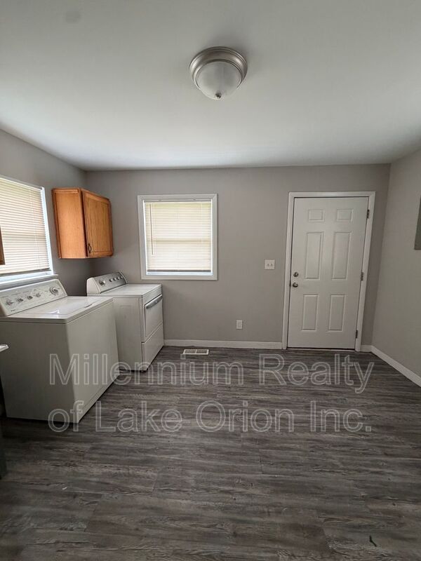 Building Photo - 735 E Milton Ave