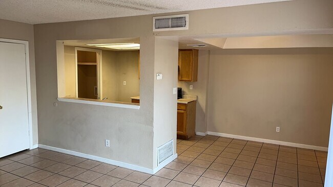 Building Photo - Condo in HALLCRAFT VILLAS EAST