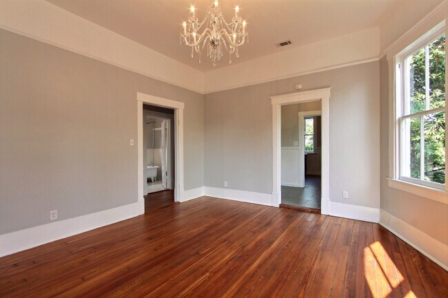 Living - 711 Barnard St