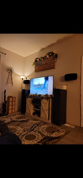 Building Photo - 757 Main Ave