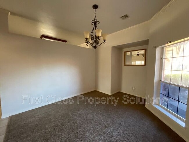 Building Photo - 2206 Barton St
