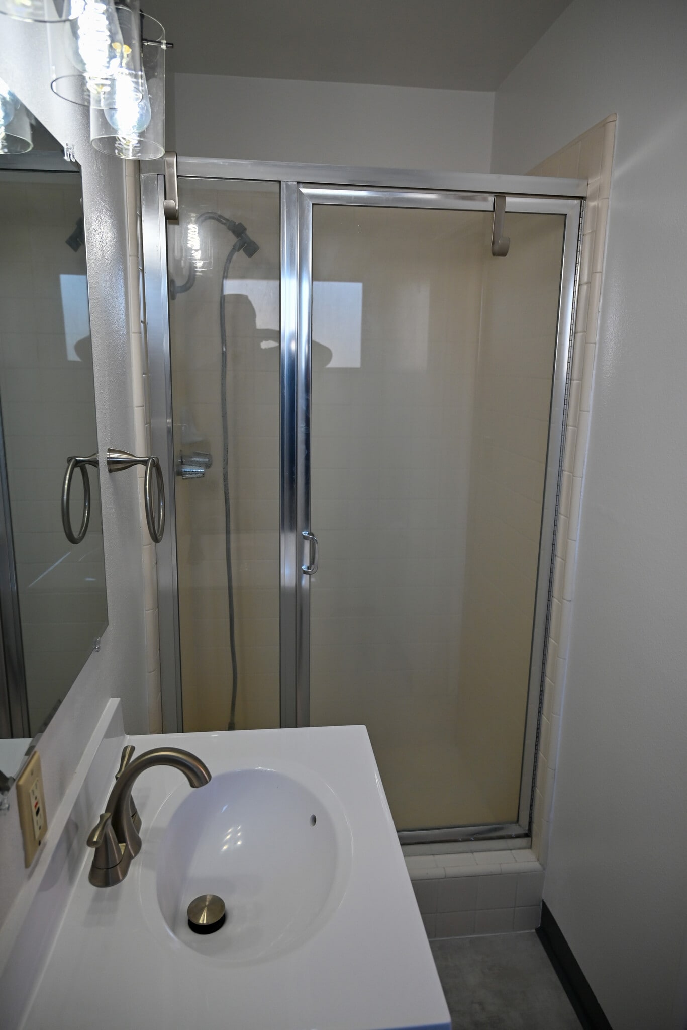 Bath 2 - 881 W Rialto Ave