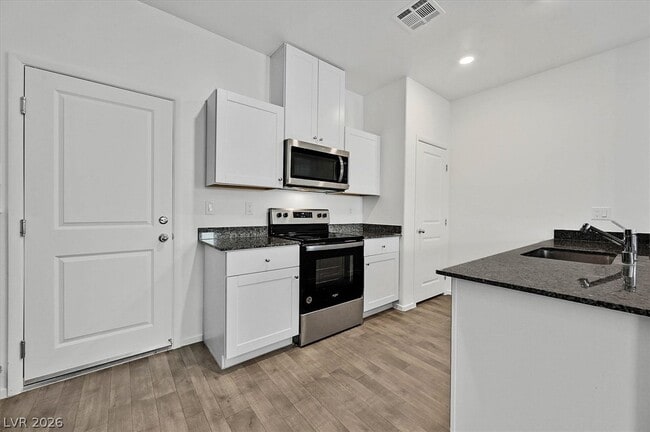 Building Photo - 7488 Mountain Ledge St