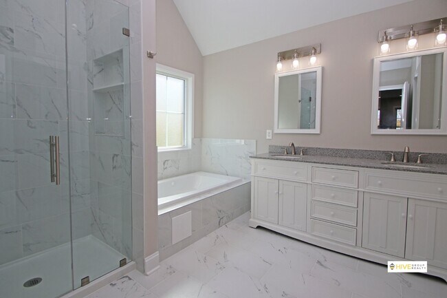 Building Photo - Upscale rental in Harrisonburg!
