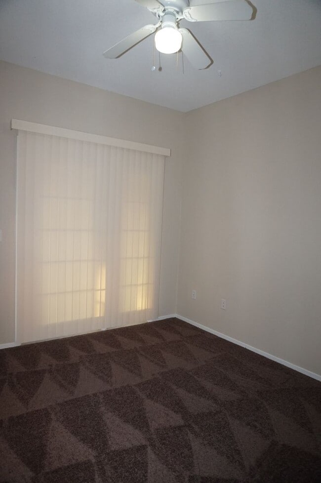 Building Photo - Amazing 2 BD 2 BA Condo in a Gated Community