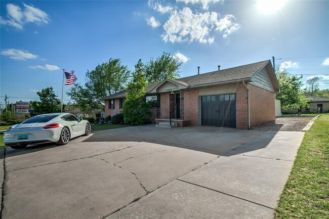 Building Photo - 1409 S Blvd