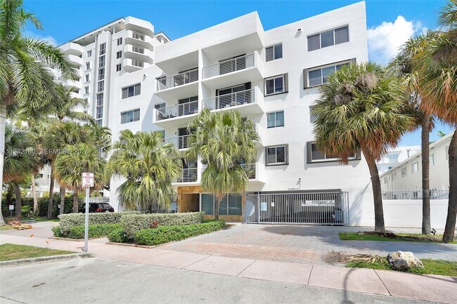 Building Photo - 1605 Bay Rd