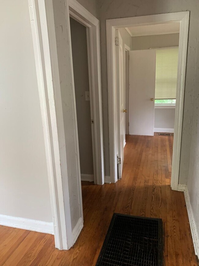 Building Photo - COMING SOON 3 Bed 1 bath