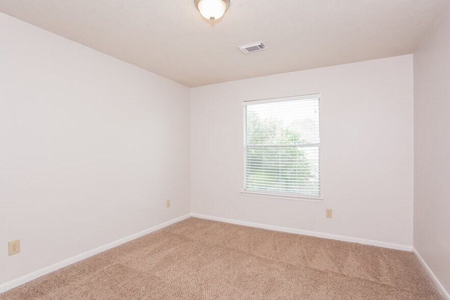 Building Photo - 8234 Worthington Dr