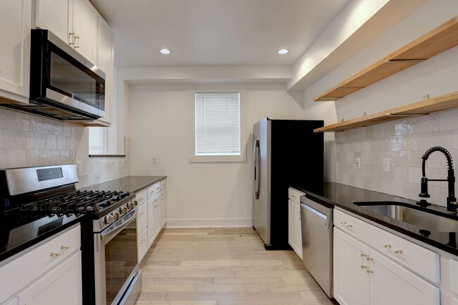 Building Photo - Renovated Single Family 2BR+2Bonus Rm/2.5BA Home in the Heart of Waverly