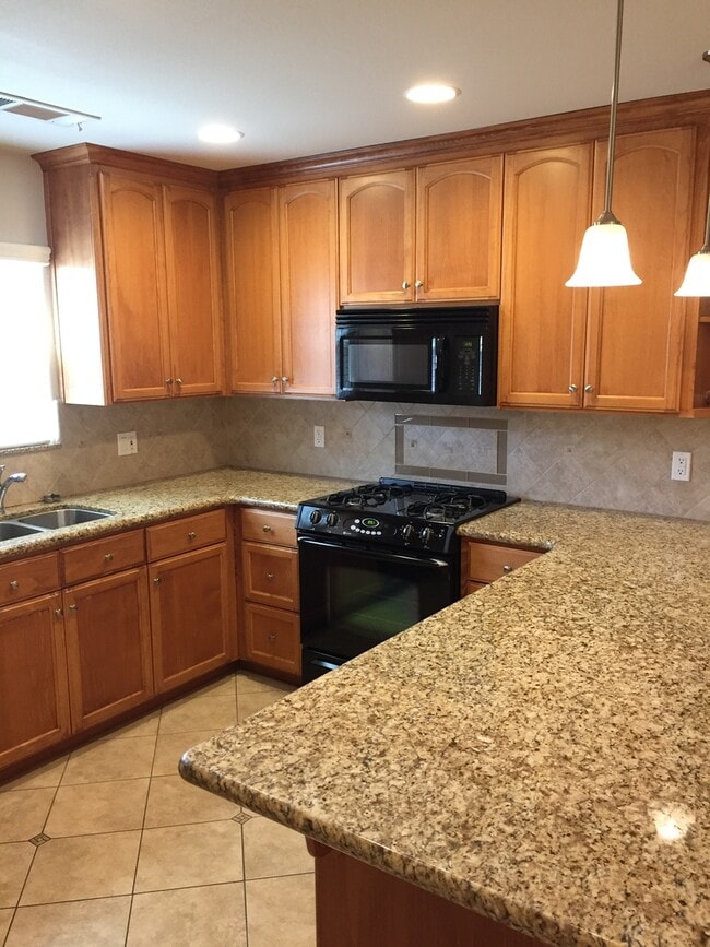 Building Photo - 3 Bedroom 2 Bath Home