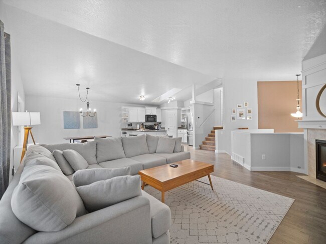 Building Photo - Bright & Comfortable 3 Bedroom Home (Furnished)