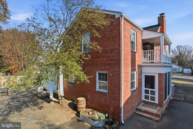 Building Photo - 904 N Ivy St